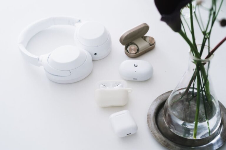 あなたはどっち派？イヤホンとヘッドホンの用途や違いについて